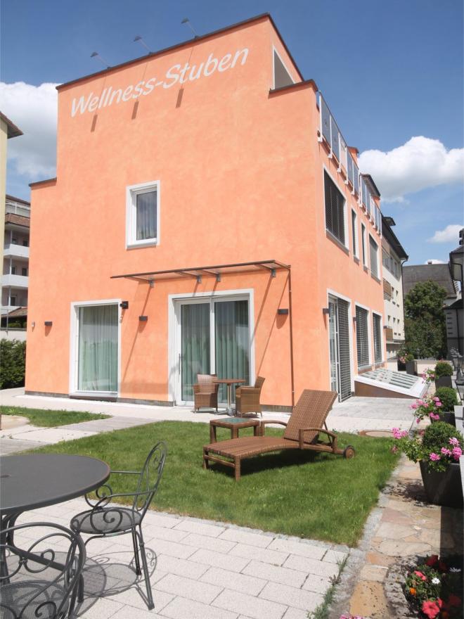 Wellnessgebäude Hochformat wenig Pixel