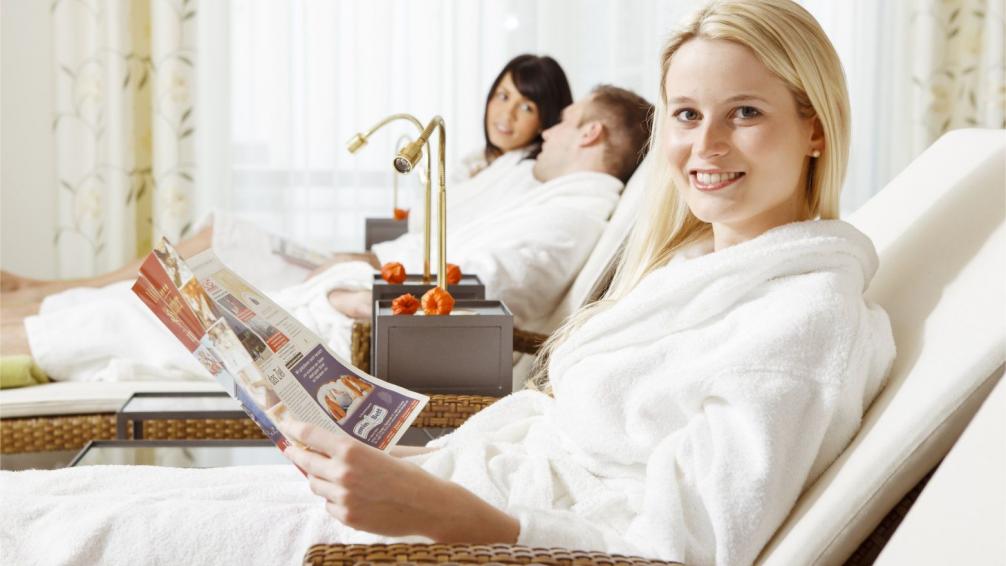 Frau beim Zeitschriften lesen im Ruheraum