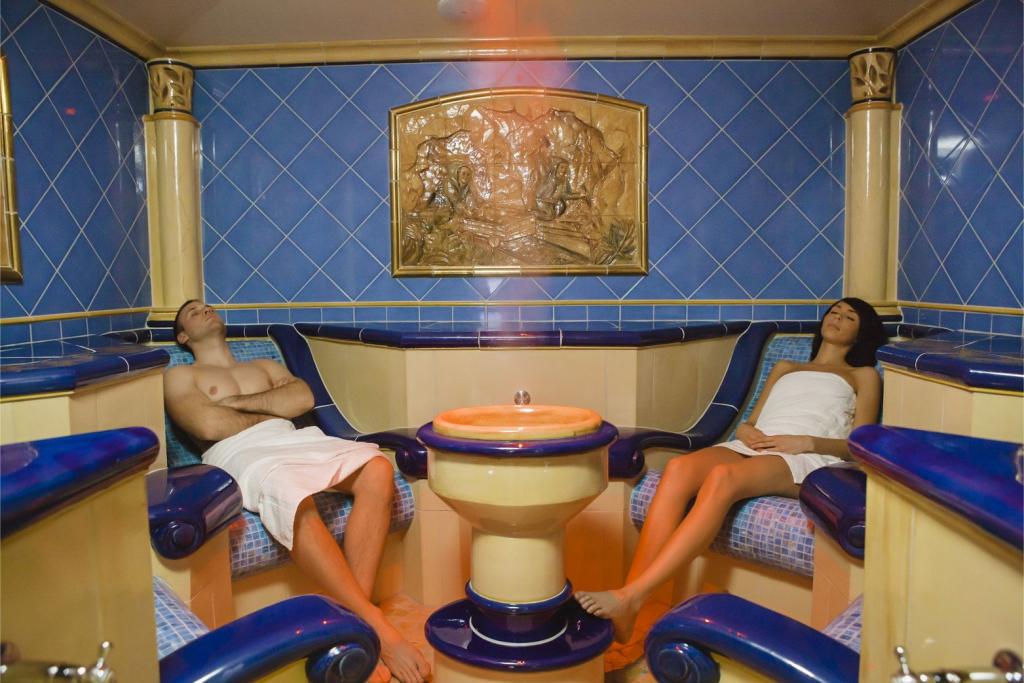 Mann und Frau im Soledampfbad