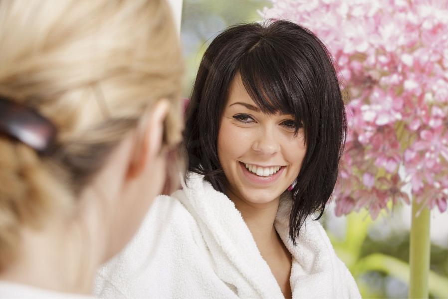 Zwei Frauen die sich im Wellnessbereich unterhalten